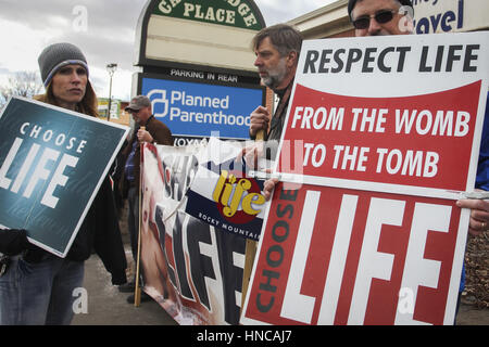 Fort Collins, Colorado, Stati Uniti d'America. Xi Febbraio, 2017. Pro-vita gli attivisti si riuniscono al di fuori di un Planned Parenthood Clinic per un rally contro pratiche abortive in Fort Collins, Colorado. Simili manifestazioni e proteste contro la Planned Parenthood dove si tengono in tutto gli Stati Uniti. Credito: Eliott Foust/ZUMA filo/Alamy Live News Foto Stock