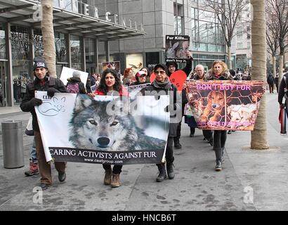 New York, NY, STATI UNITI D'AMERICA. Xi Febbraio, 2017. Anti-fur manifestanti voce da Bergdorf Goodman durante la settimana della moda di New York (NYFW) in New York New York il 11 febbraio, 2017. Foto Stock