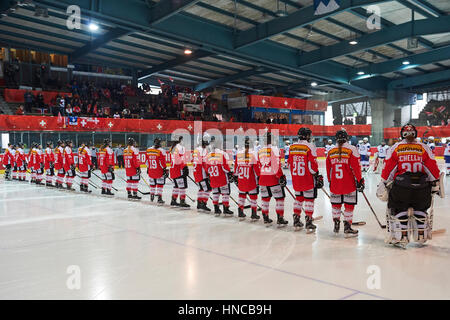 Arosa, Switzerland. Xi Febbraio, 2017. Le squadre linea fino al match di qualificazione per il 2018 Olympic donna Ice hockey tournament. Credito: Rolf Simeone/Alamy Live News Foto Stock