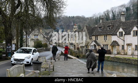 Castle Combe, RU. Xi Febbraio, 2017. Il fiume Bybrock fluisce attraverso il pittoresco Cotswolds villaggio di Castle Combe. La destinazione turistica popolare viene spesso indicato come il villaggio più belli in Inghilterra. Credito: 1000 parole/Alamy Live News. Foto Stock