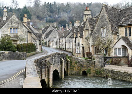 Castle Combe, RU. Xi Febbraio, 2017. Il fiume Bybrock fluisce attraverso il pittoresco Cotswolds villaggio di Castle Combe. La destinazione turistica popolare viene spesso indicato come il villaggio più belli in Inghilterra. Credito: 1000 parole/Alamy Live News. Foto Stock