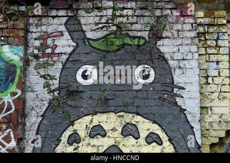 Bristol, Regno Unito. Xi Febbraio, 2017. Un arte di strada pezzo raffigurante la Studio Ghibli's Totoro da un artista non identificato è visto su una parete di un edificio in Stokes Croft area. Alcuni Bristol basati gli artisti di strada sono state nel corso dei colloqui con il Consiglio a designare gli spazi giuridici per la street art e graffiti in scia a Bristol sindaco di pulire le strade della campagna. Credito: 1000 parole/Alamy Live News. Foto Stock