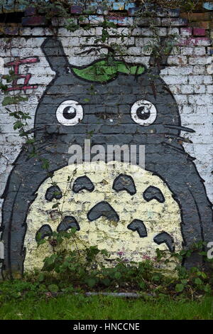 Bristol, Regno Unito. Xi Febbraio, 2017. Un arte di strada pezzo raffigurante la Studio Ghibli's Totoro da un artista non identificato è visto su una parete di un edificio in Stokes Croft area. Alcuni Bristol basati gli artisti di strada sono state nel corso dei colloqui con il Consiglio a designare gli spazi giuridici per la street art e graffiti in scia a Bristol sindaco di pulire le strade della campagna. Credito: 1000 parole/Alamy Live News. Foto Stock
