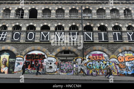 Bristol, Regno Unito. Xi Febbraio, 2017. La gente a piedi passato un muro di graffiti nel Stokes Croft area. Alcuni Bristol basati gli artisti di strada sono state nel corso dei colloqui con il Consiglio a designare gli spazi giuridici per la street art e graffiti in scia a Bristol sindaco di pulire le strade della campagna. Credito: 1000 parole/Alamy Live News. Foto Stock