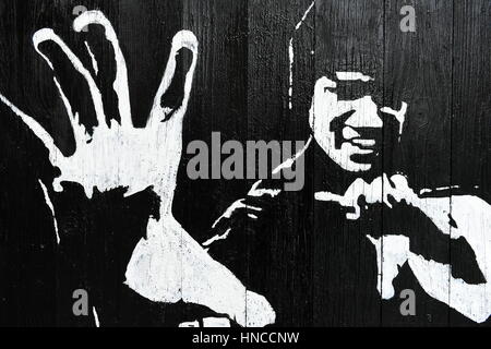 Bristol, Regno Unito. Xi Febbraio, 2017. Un arte di strada pezzo raffigurante Bruce Lee da un artista non identificato è visto su una parete di un edificio in Stokes Croft area. Alcuni Bristol basati gli artisti di strada sono state nel corso dei colloqui con il Consiglio a designare gli spazi giuridici per la street art e graffiti in scia a Bristol sindaco di pulire le strade della campagna. Credito: 1000 parole/Alamy Live News. Foto Stock