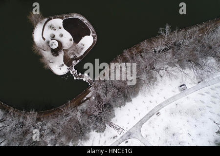 Pechino, Cina. 8 febbraio, 2017. Foto scattata nel Febbraio 8, 2017 mostra snow scenario del Parco Taohuawu in Huai'an City, est cinese della provincia di Jiangsu. Credito: Egli Jinghua/Xinhua/Alamy Live News Foto Stock