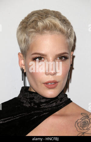 Beverly Hills, CA. Xi Febbraio, 2017. Halsey, al pre-GRAMMY Gala e salutare per l'industria le icone in onore di Debra Lee, presso il Beverly Hilton Hotel In California il 11 febbraio 2017. Foto Stock