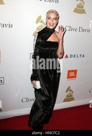 Beverly Hills, CA. Xi Febbraio, 2017. Halsey, al pre-GRAMMY Gala e salutare per l'industria le icone in onore di Debra Lee, presso il Beverly Hilton Hotel In California il 11 febbraio 2017. Foto Stock