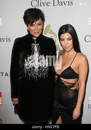 Beverly Hills, CA. Xi Febbraio, 2017. Kris Jenner, Kourtney Kardashian, al pre-GRAMMY Gala e salutare per l'industria le icone in onore di Debra Lee, presso il Beverly Hilton Hotel In California il 11 febbraio 2017. Foto Stock