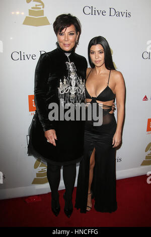 Beverly Hills, CA. Xi Febbraio, 2017. Kris Jenner, Kourtney Kardashian, al pre-GRAMMY Gala e salutare per l'industria le icone in onore di Debra Lee, presso il Beverly Hilton Hotel In California il 11 febbraio 2017. Foto Stock