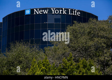Un segno del logo al di fuori di una struttura occupata dal New York Life Insurance Company di Austin, in Texas, il 28 gennaio 2017. Foto Stock