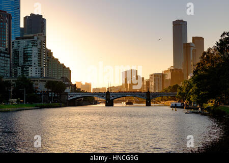 Vista da Birrarung Marr lungo il fiume Yarra verso la città con la principessa Bridge, Southbank e il sud del CBD di Melbourne, Australia. Foto Stock