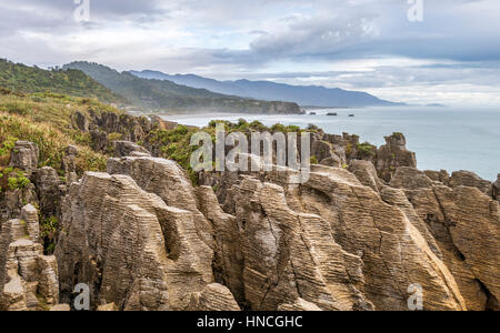 Rocce di arenaria, formazione di roccia Pancake Rocks, Paparoa National Park, Punakaiki, West Coast, Nuova Zelanda Foto Stock