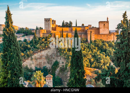 Una vista dall'Alhambra di tutta la valle al tramonto in Granada, Spagna. Foto Stock