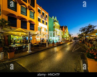 Galleria commerciale sul lungomare, Dutch-Caribbean stile coloniale, distretto di Punda, Willemstad, Caraibi, Piccole Antille, Curacao Foto Stock