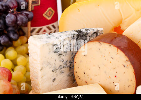 Vari tipi di formaggio e uva closeup immagine. Foto Stock