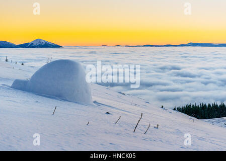 Yurta al tramonto in inverno le montagne di nebbia Foto Stock