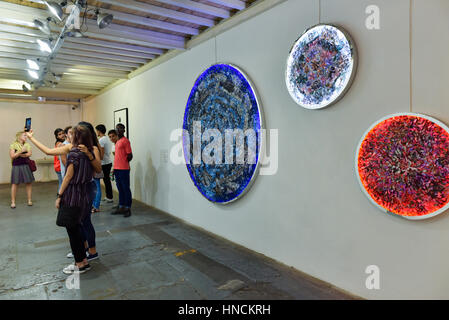 Fabrica de Arte, un enorme alla moda di ristrutturazione di una vecchia fabbrica in Vedado,l'Avana è stato progettato per le persone di godere di arte. Questo magazzino cercando lo spazio si rivolge a una folla di gente del posto e turisti che giungono qui per guardare spettacoli dal vivo e ammirare diverse mostre d'arte. Questa impresa è un'idea di Alfonso X, un famoso artista cubano. Foto Stock