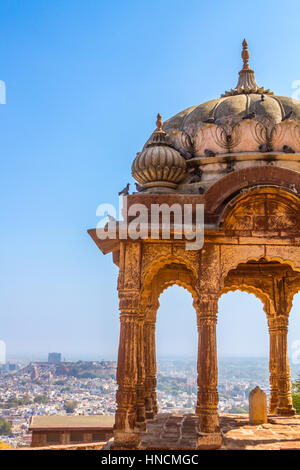 Una pietra mandapa (piattaforma) fuori dell'entrata del Forte Mehrangarh di Jodhpur, India Foto Stock