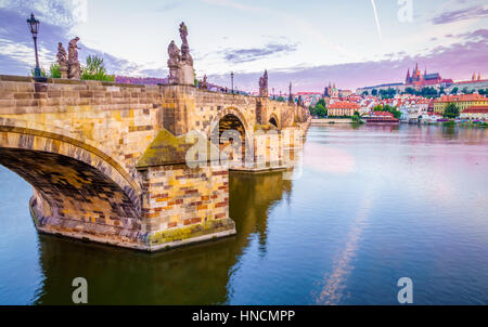 Il Ponte Carlo si trova a Praga, Repubblica Ceca. Finito nel XV secolo, è un gotico medievale ponte che attraversa il fiume Moldava. Il suo PIL Foto Stock