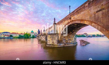 Il Ponte Carlo si trova a Praga, Repubblica Ceca. Finito nel XV secolo, è un gotico medievale ponte che attraversa il fiume Moldava. Il suo PIL Foto Stock