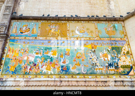 Un affresco al di fuori del Forte Mehrangarh raffiguranti divinità dalla mitologia indù. Foto Stock