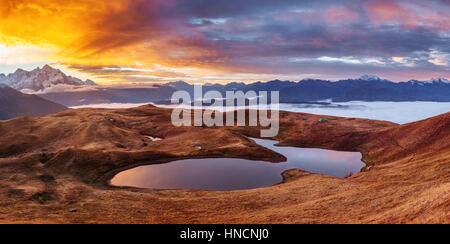 Tramonto sul lago di montagna Koruldi. Svaneti superiore, la Georgia, l'Europa. Foto Stock