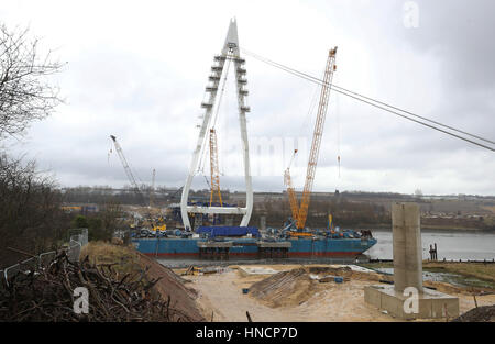 100 metri di fulcro del nuovo attraversamento di usura a Sunderland è sollevato in posizione, un passo fondamentale per la costruzione della città prima del nuovo ponte sul fiume usura per 45 anni. Foto Stock