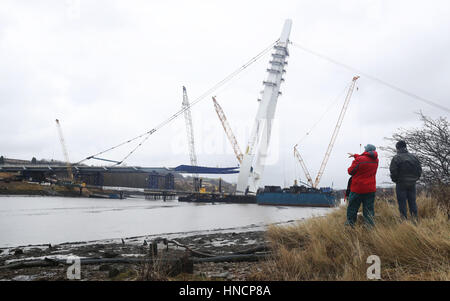 100 metri di fulcro del nuovo attraversamento di usura a Sunderland è sollevato in posizione, un passo fondamentale per la costruzione della città prima del nuovo ponte sul fiume usura per 45 anni. Foto Stock