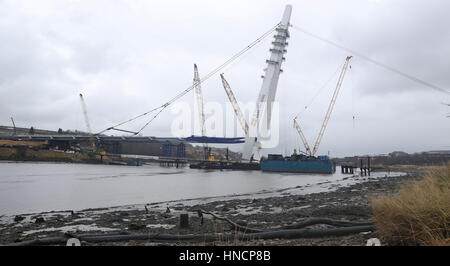 100 metri di fulcro del nuovo attraversamento di usura a Sunderland è sollevato in posizione, un passo fondamentale per la costruzione della città prima del nuovo ponte sul fiume usura per 45 anni. Foto Stock