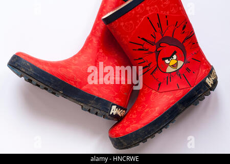 Ben amato usato coppia di bambini stivali wellie con Angry Birds sul set su sfondo bianco Foto Stock