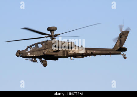 "Gunship 1' dal corpo dell'aria dell'Esercito Apache AH team di visualizzazione durante una visualizzazione pratica Wattisham overhead prima della stagione airshow Foto Stock