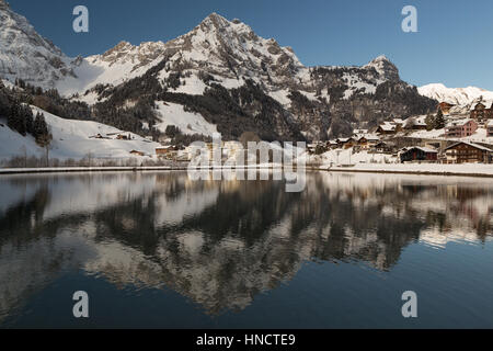 Una fotografia del lago Eugenisee a Engelberg nel cantone di Obvaldo, Svizzera. In inverno è circondata da montagne innevate. Foto Stock