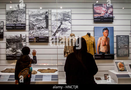 Mostra, all'interno, interio, il Museo della bomba atomica, Nagasaki, Giappone. Foto Stock