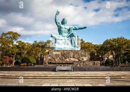 Statua di pace nel Parco della Pace di Nagasaki, Giappone. Foto Stock