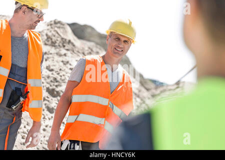 Felice supervisore con un collega sul sito in costruzione Foto Stock
