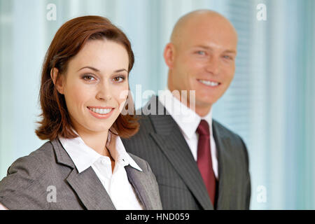 Ritratto di giovane imprenditore caucasico e imprenditrice in office Foto Stock