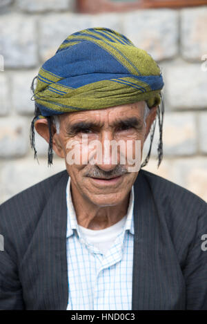 Ritratto di un adulto uomo curda witht raditional turbante, hawraman-a takht, Kurdistan iraniano, Iran Foto Stock