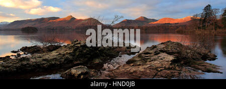 Misty dawn luce su Cat campane cadde, lago Derwentwater, Keswick, Parco Nazionale del Distretto dei Laghi, Cumbria County, England, Regno Unito Foto Stock