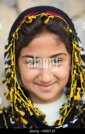 Ritratto di una ragazza curda, hawraman-a takht, Kurdistan iraniano, Iran Foto Stock