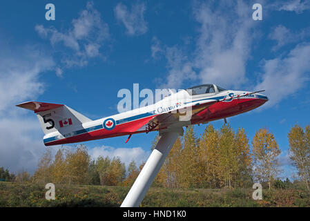 Un Snowbird CT-114 sul display in Comox informazioni centerHighway 19 in corrispondenza della Comox Valley Parkway sull'Isola di Vancouver. Foto Stock