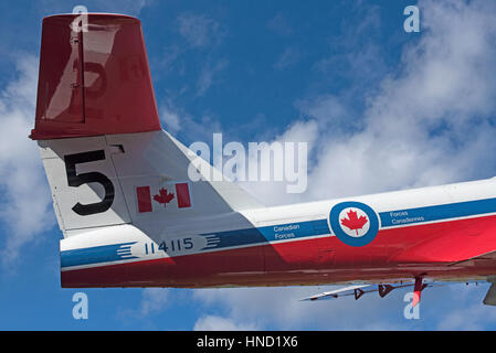 Un Snowbird CT-114 sul display in Comox informazioni centerHighway 19 in corrispondenza della Comox Valley Parkway sull'Isola di Vancouver. Foto Stock