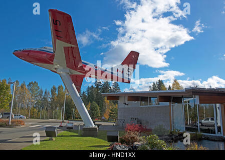 Un Snowbird CT-114 sul display in Comox informazioni centerHighway 19 in corrispondenza della Comox Valley Parkway sull'Isola di Vancouver. Foto Stock