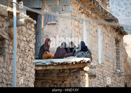 Un gruppo di donne curde in chat seduto, palangan antico borgo, Kurdistan iraniano, Iran Foto Stock