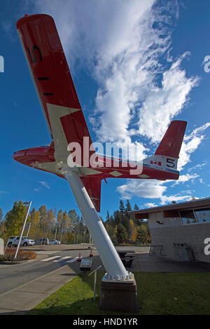 Un Snowbird CT-114 sul display in Comox informazioni centerHighway 19 in corrispondenza della Comox Valley Parkway sull'Isola di Vancouver. Foto Stock