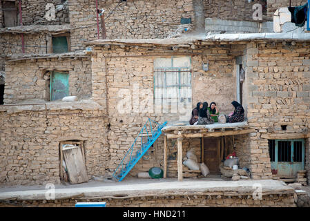 Un gruppo di donne curde in chat seduto, palangan antico borgo, Kurdistan iraniano, Iran Foto Stock