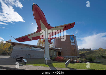 Un Snowbird CT-114 sul display in Comox informazioni centerHighway 19 in corrispondenza della Comox Valley Parkway sull'Isola di Vancouver. Foto Stock