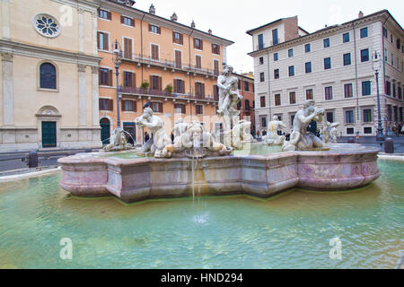 Roma, Italia - 8 Gennaio 2017: vista della Fontana del Moro (Moro la fontana) in piazza Navona, Roma con persone non identificate. Basse temperature hanno fatto Foto Stock