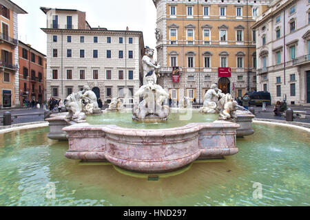 Roma, Italia - 8 Gennaio 2017: vista della Fontana del Moro (Moro la fontana) in piazza Navona, Roma con persone non identificate. Basse temperature hanno fatto Foto Stock