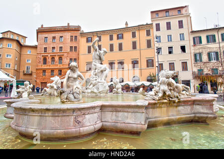 Roma, Italia - 8 Gennaio 2017: vista della Fontana del Nettuno (Fontana di Nettuno) in piazza Navona, Roma. Unidentified i turisti che visitano il luogo Foto Stock